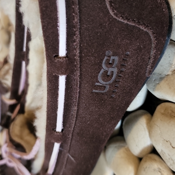 Authentic UGG slippers gently used - Picture 7 of 7